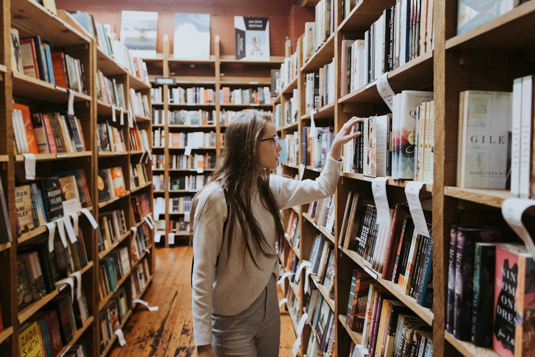 Photo Keywords: tips, scientific sources, thesis Relevant image: Library shelves